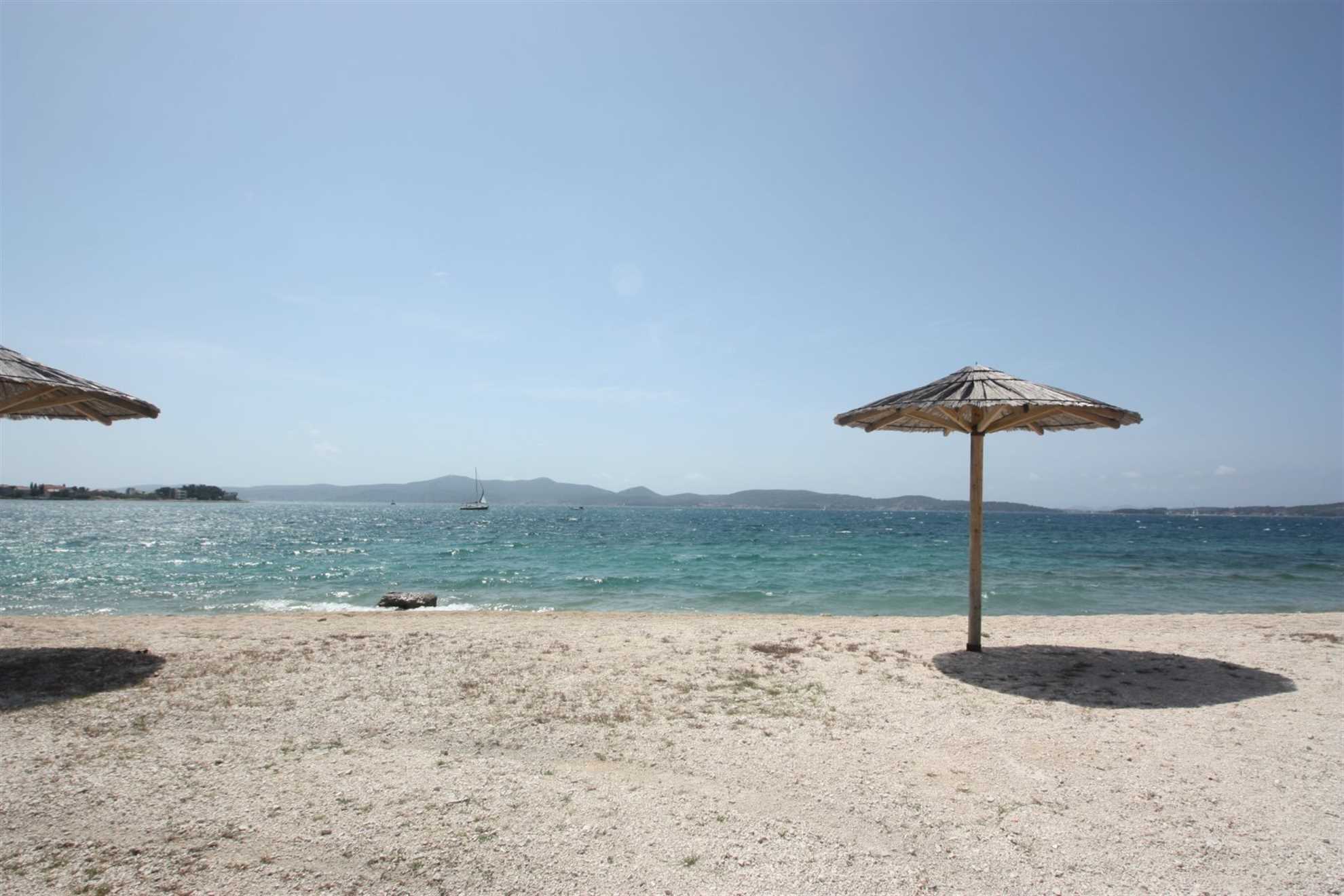 CROWONDER Sunny Bay Beachfront Apartman A1 - prizemlje