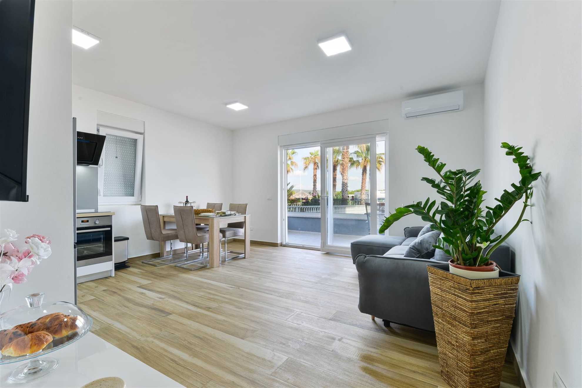 CROWONDER Sunny Bay Beachfront Apartman A1 - prizemlje