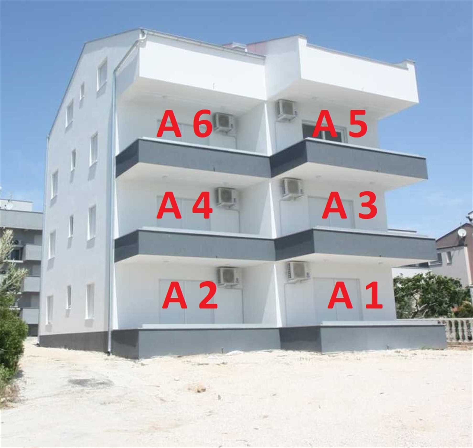 CROWONDER Sunny Bay Beachfront Apartman A1 - prizemlje