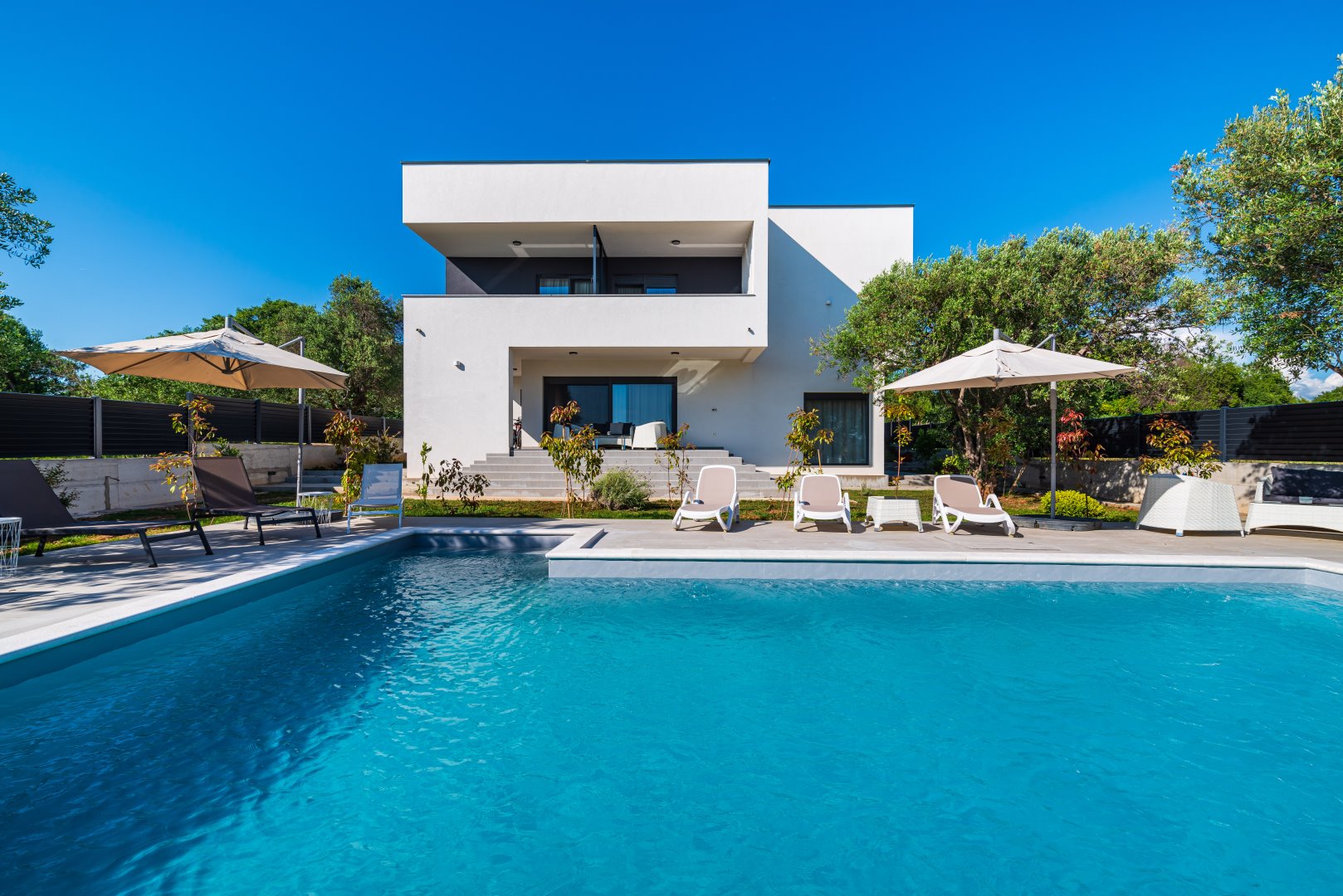 Crowonder Sun Dance Apartments- Apartment A2 with Heated Swimming Pool, Seaview and Green Garden