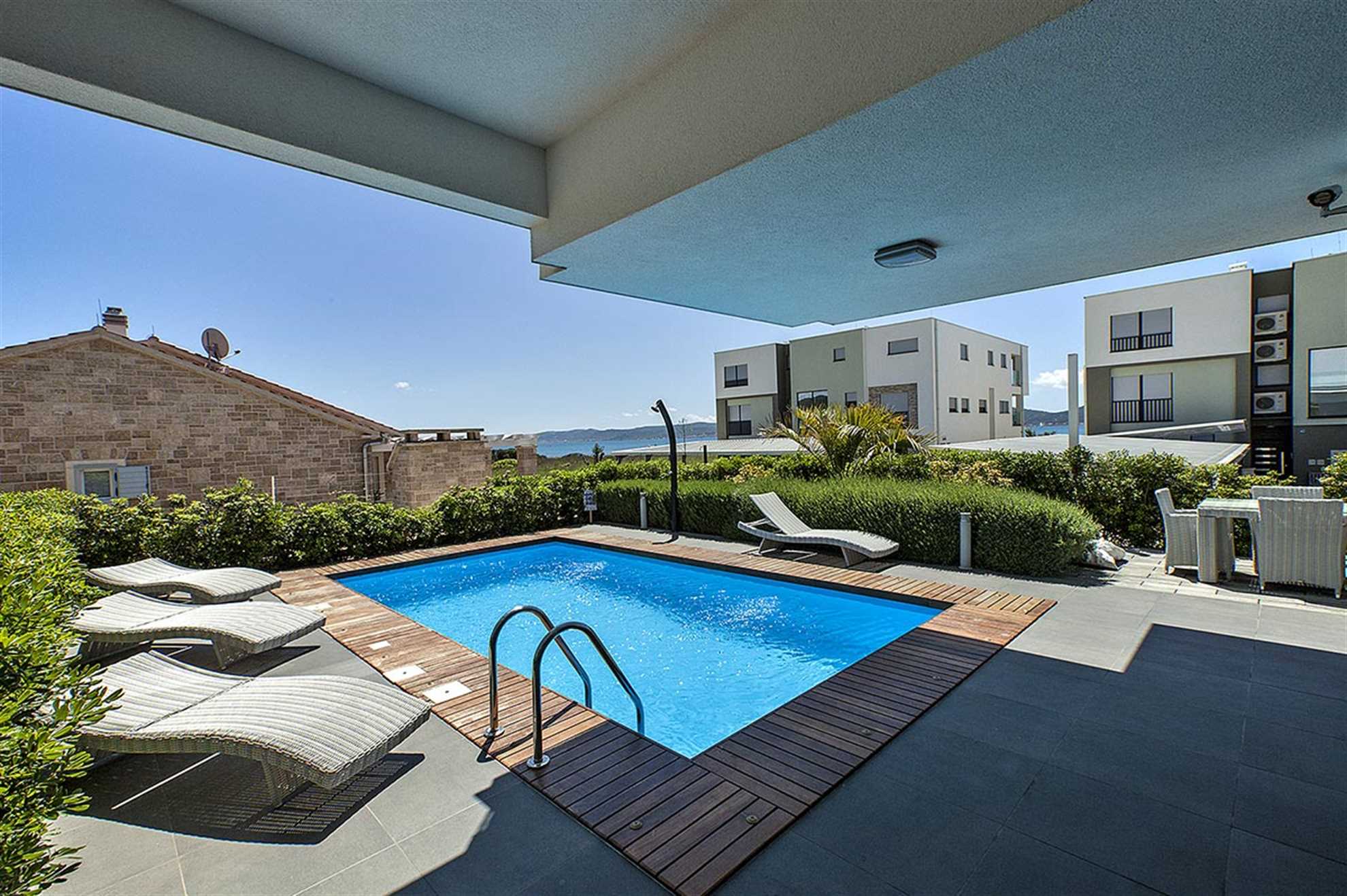 CROWONDER Villa Aqua with Swimming Pool and Jacuzzi