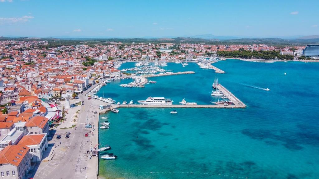 CROWONDER Adriatic Premium Villa Vodice v bližini plaže