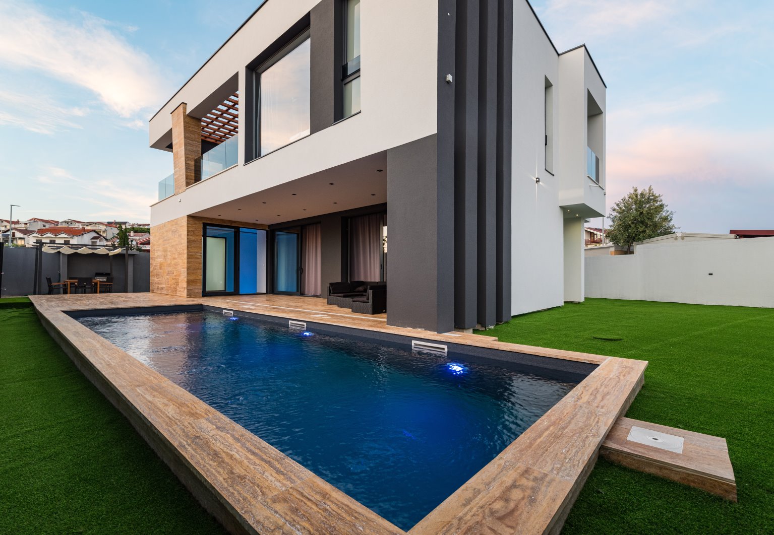 CROWONDER Blackjack Luxusvilla mit 2 Swimmingpools und Meerblick