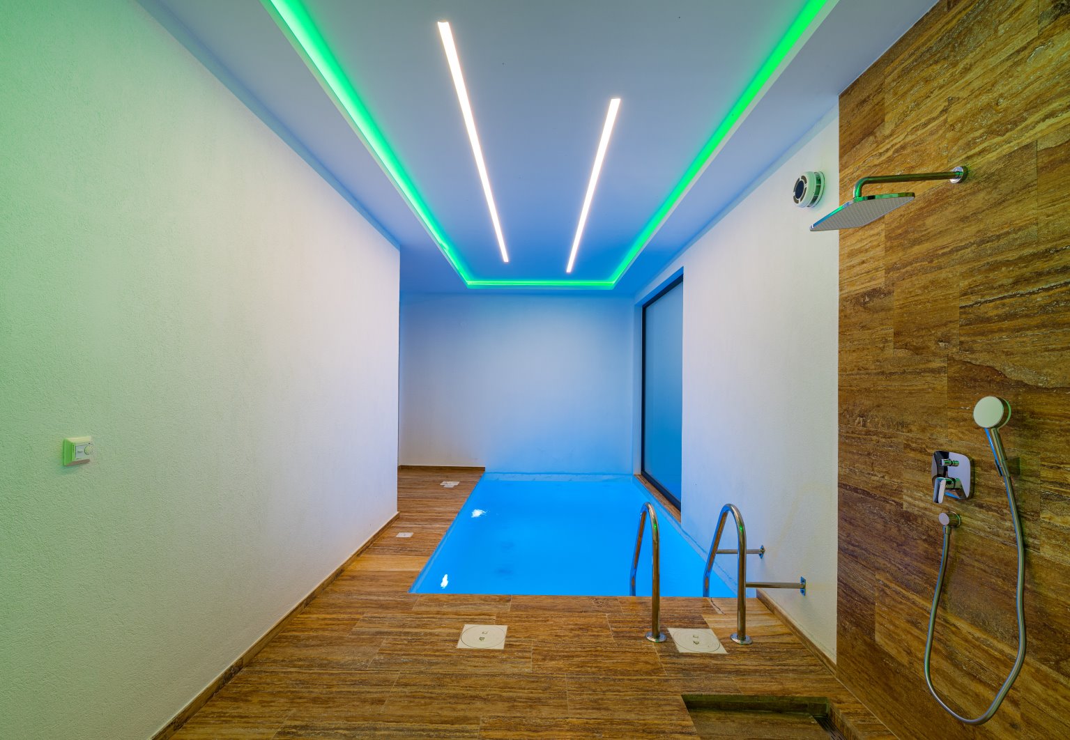 CROWONDER Blackjack Luxusvilla mit 2 Swimmingpools und Meerblick