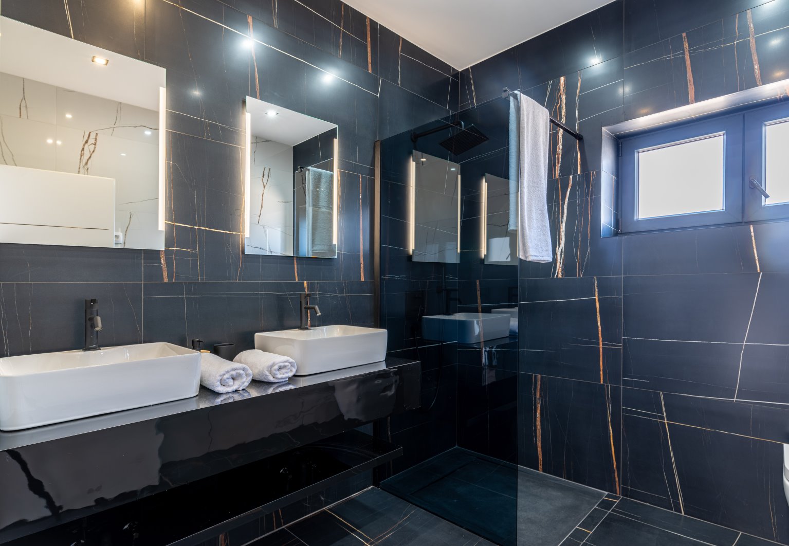 CROWONDER Blackjack Luxusvilla mit 2 Swimmingpools und Meerblick