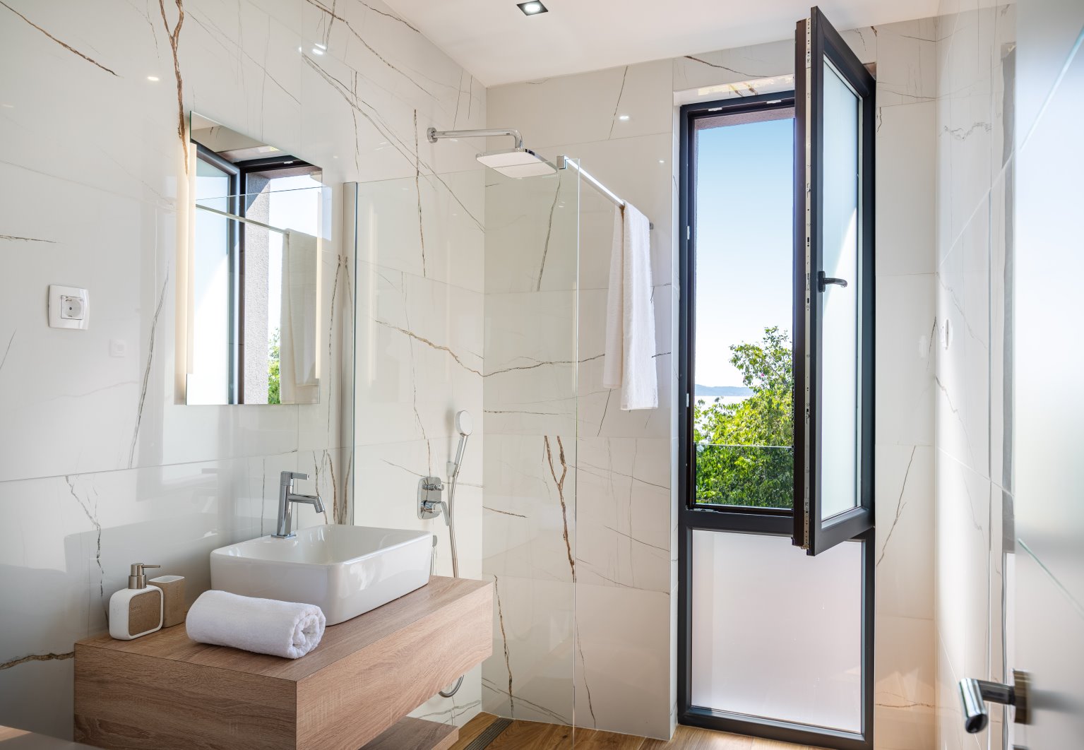 CROWONDER Blackjack Luxusvilla mit 2 Swimmingpools und Meerblick