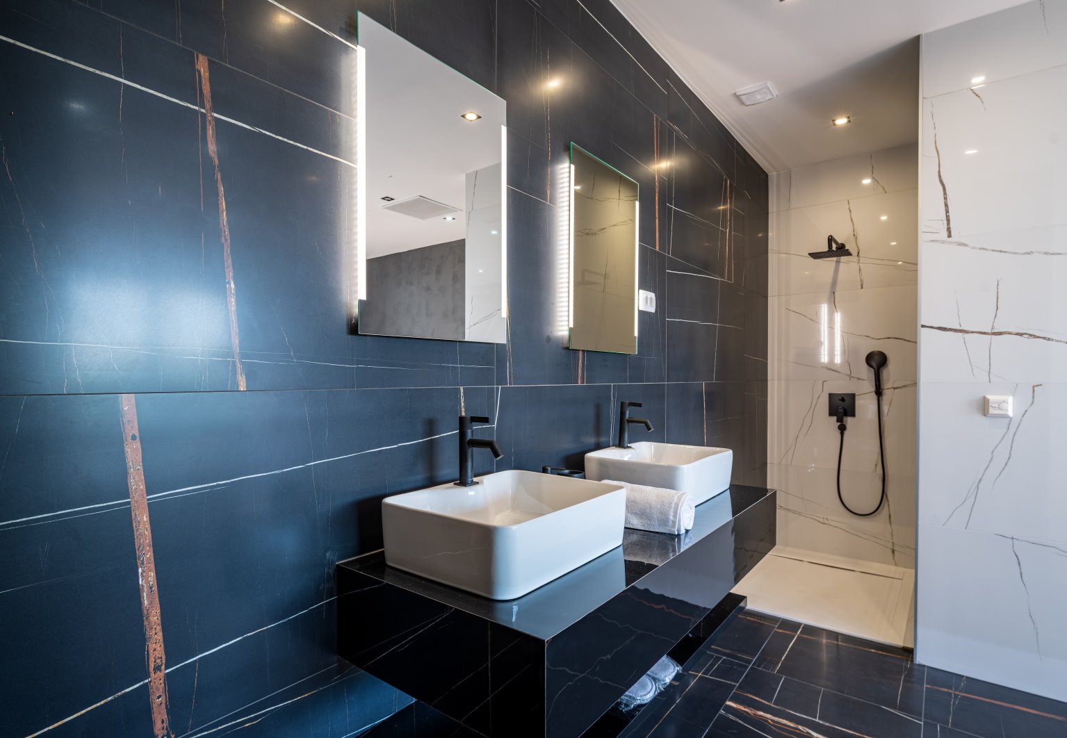 CROWONDER Blackjack Luxusvilla mit 2 Swimmingpools und Meerblick