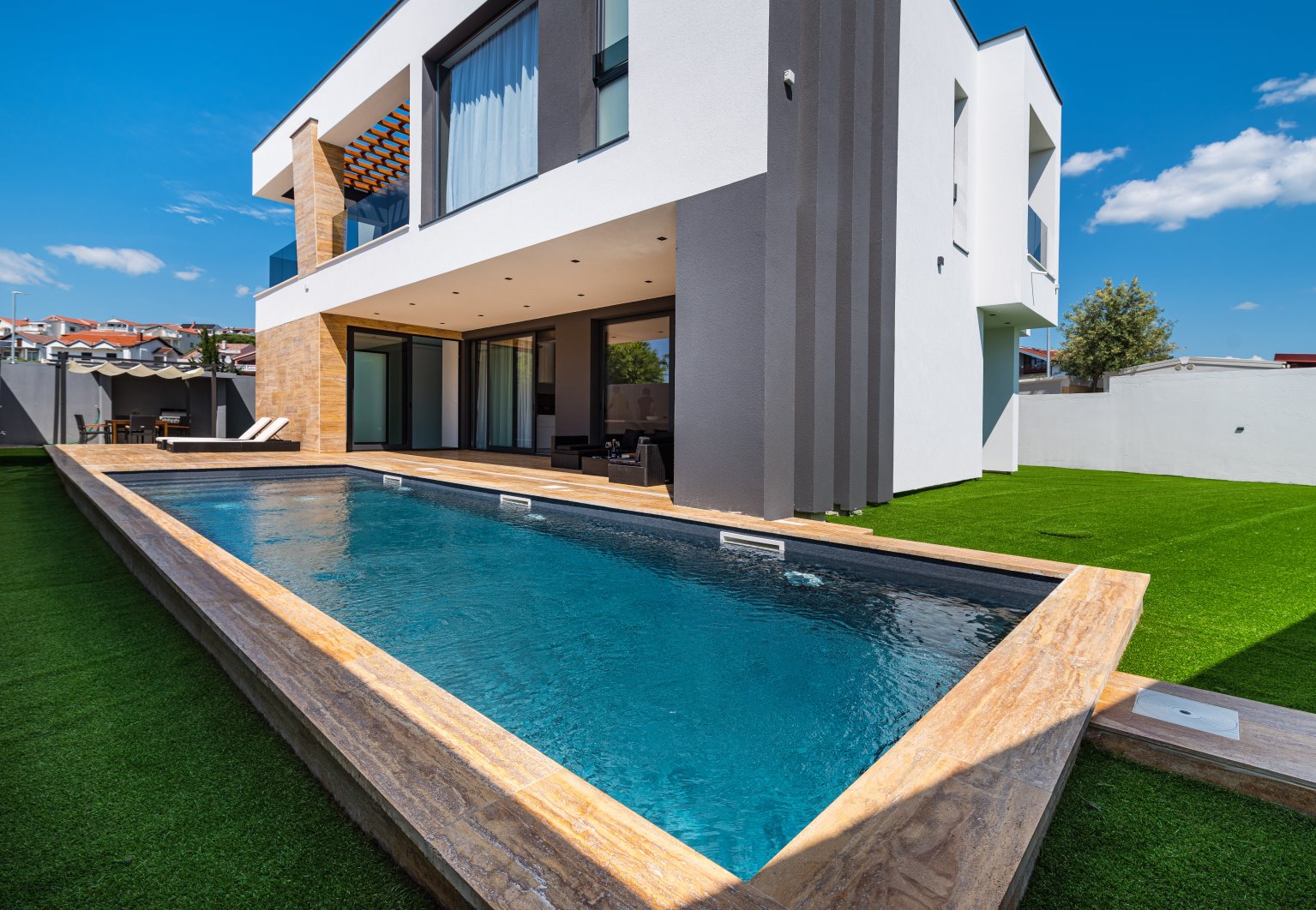 CROWONDER Blackjack Luxusvilla mit 2 Swimmingpools und Meerblick