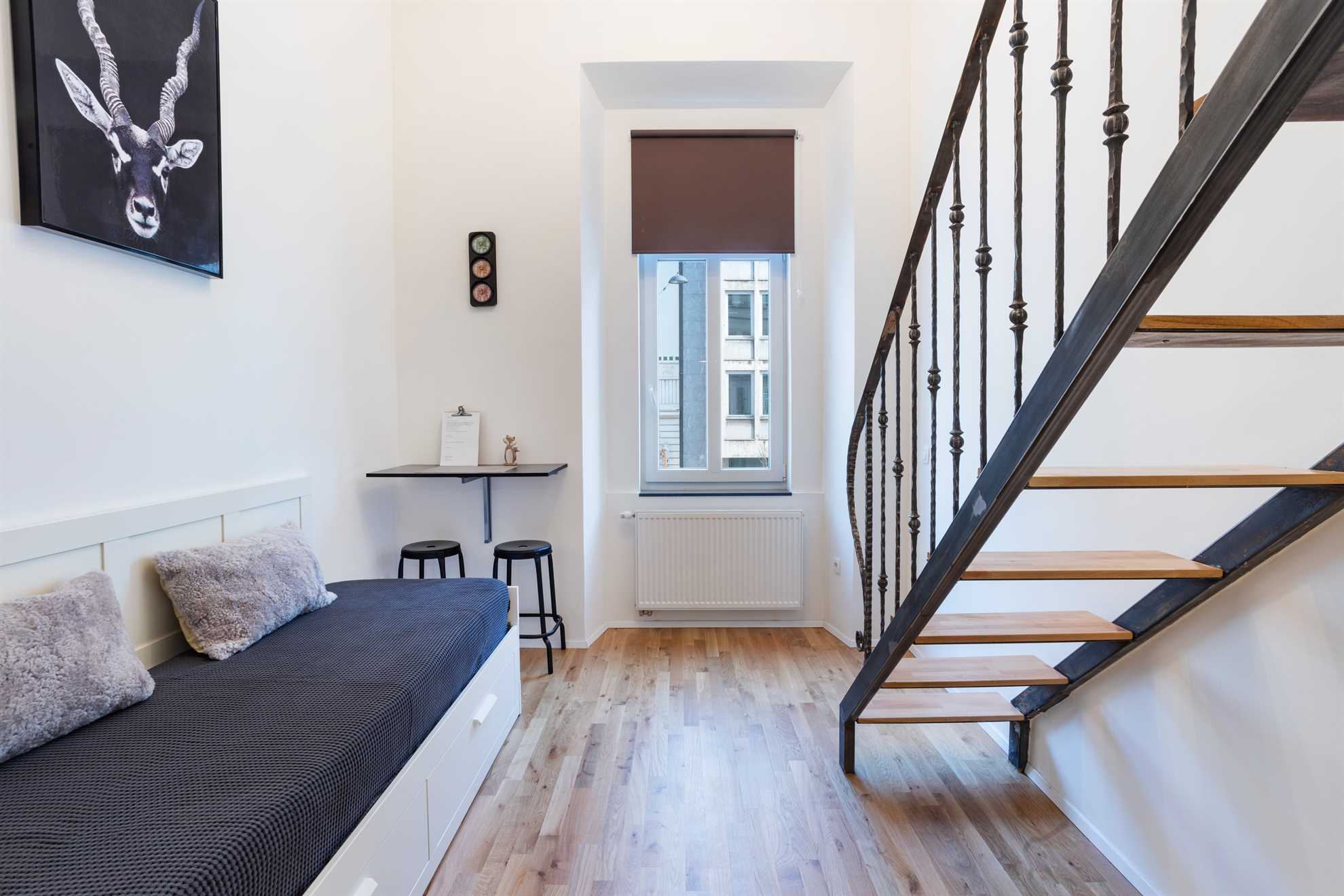 Rhino 5 Studio duplex near main bus and train station