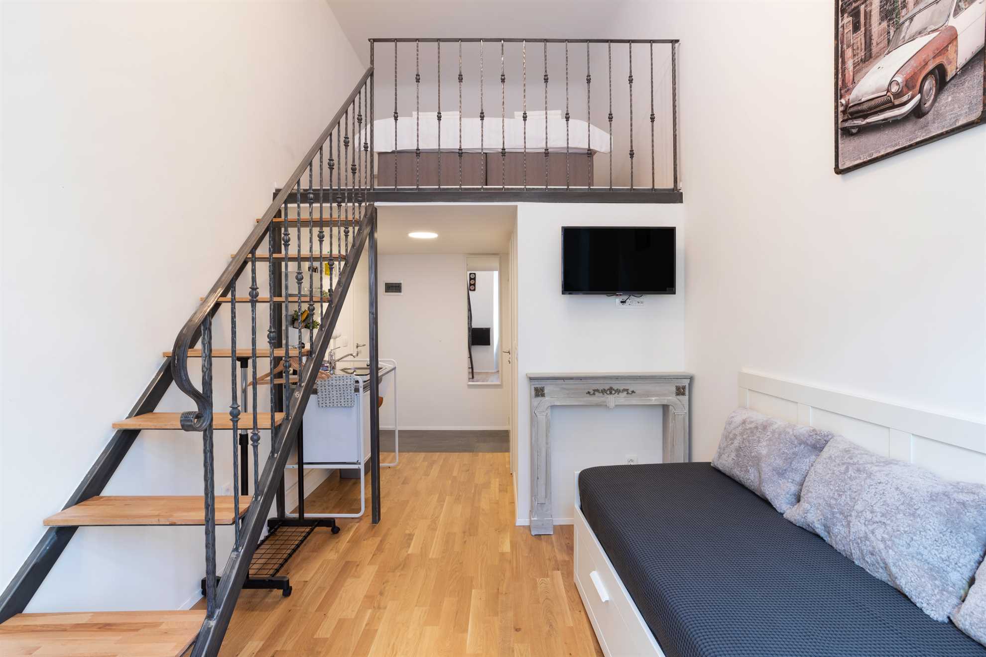 Rhino 5 Studio duplex near main bus and train station