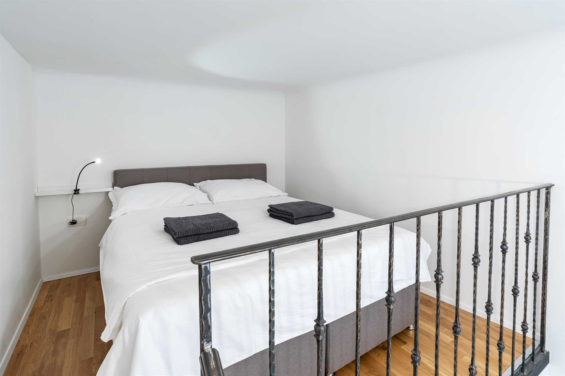 Rhino 5 Studio duplex near main bus and train station