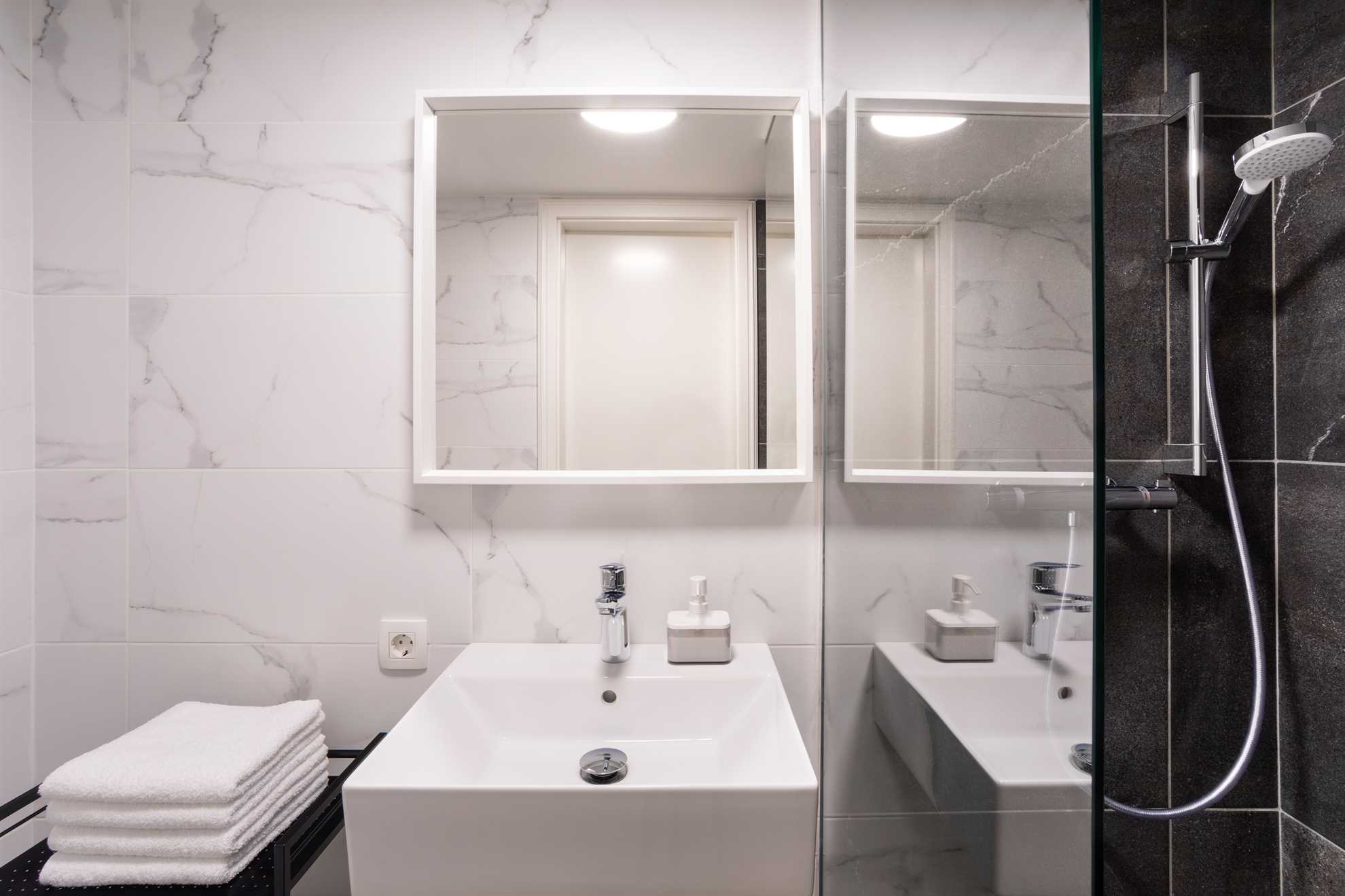 Rhino 5 Studio duplex near main bus and train station