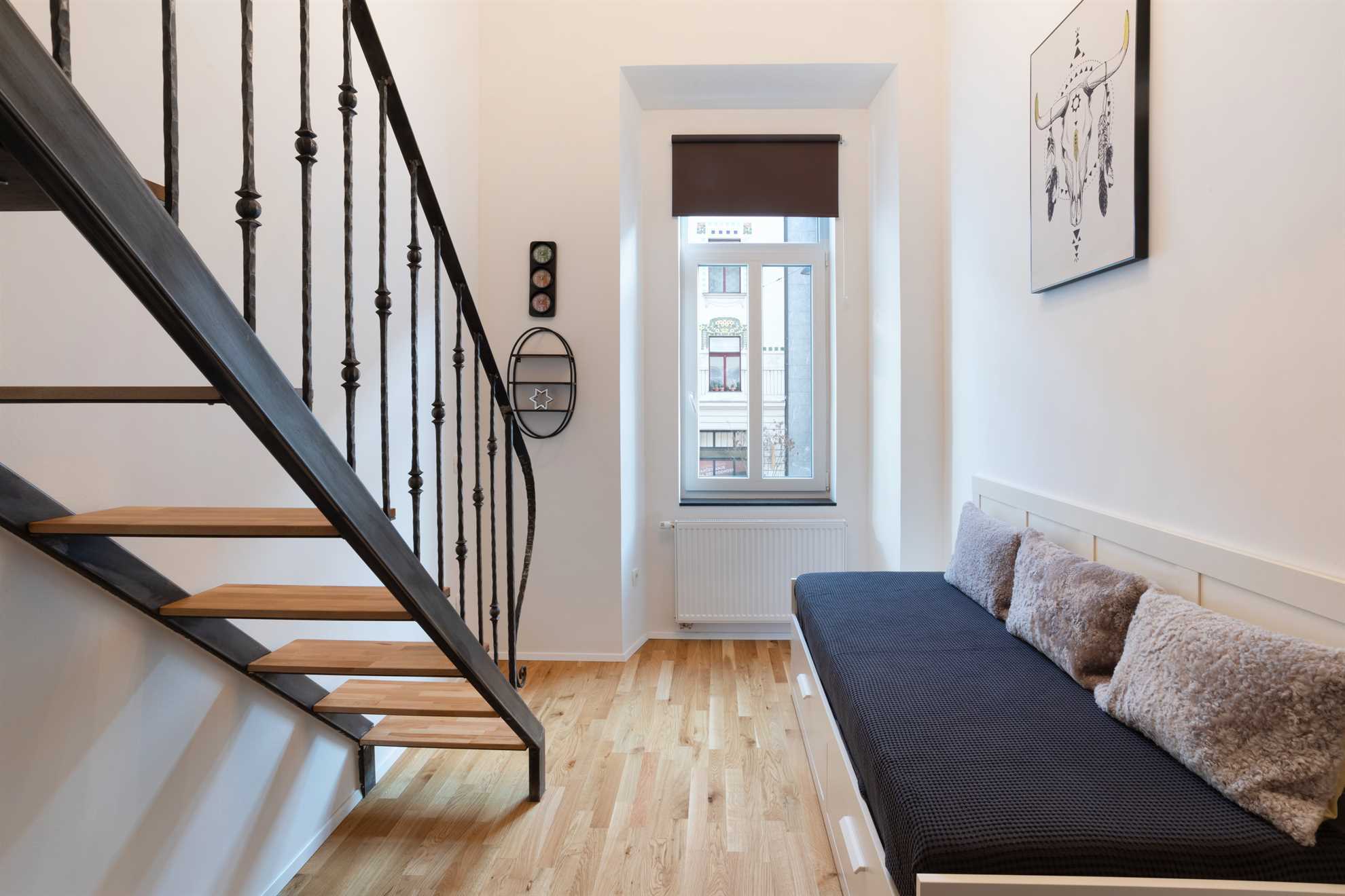Rhino 4 Studio duplex near main bus and train station