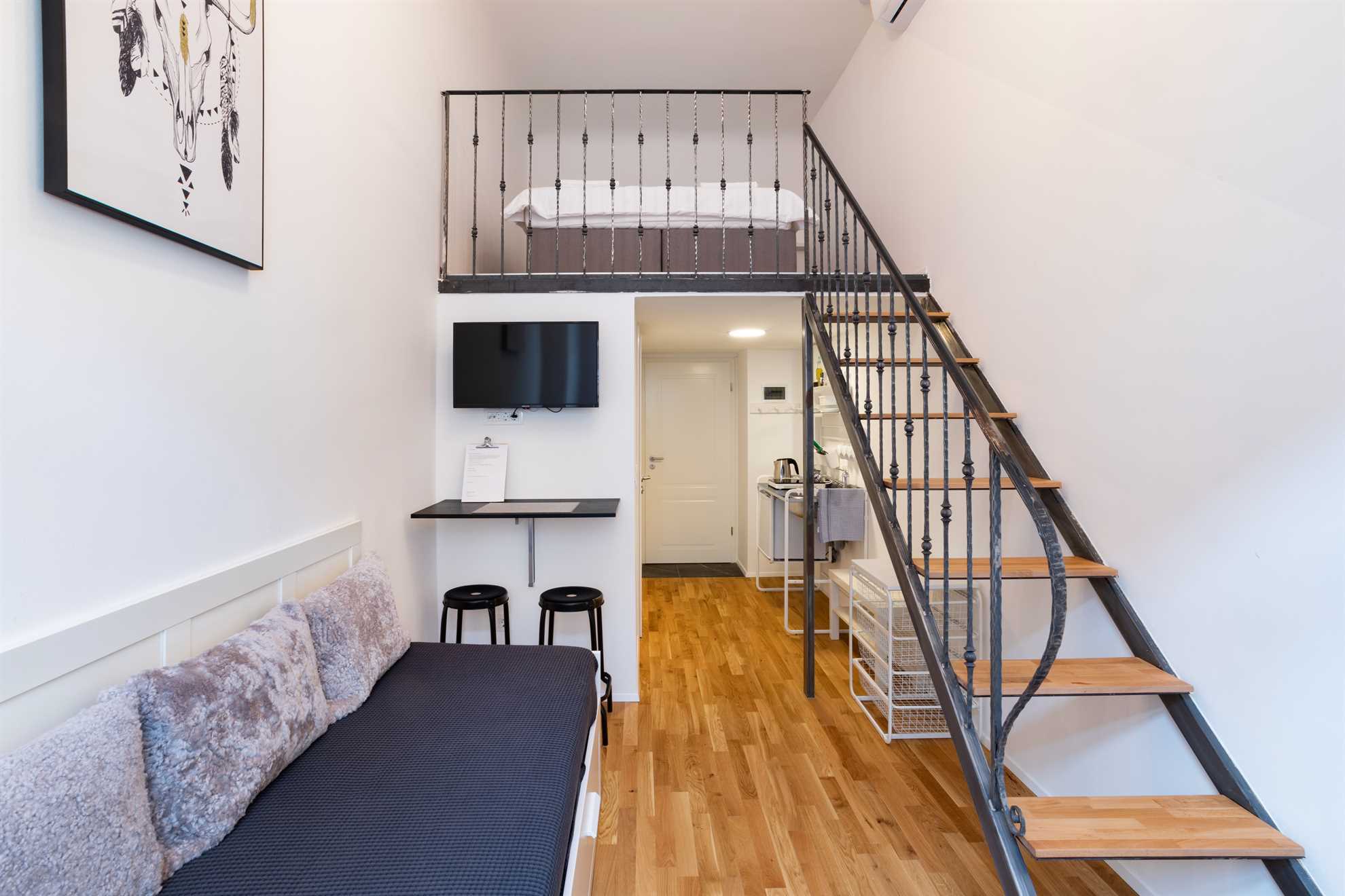 Rhino 4 Studio duplex near main bus and train station