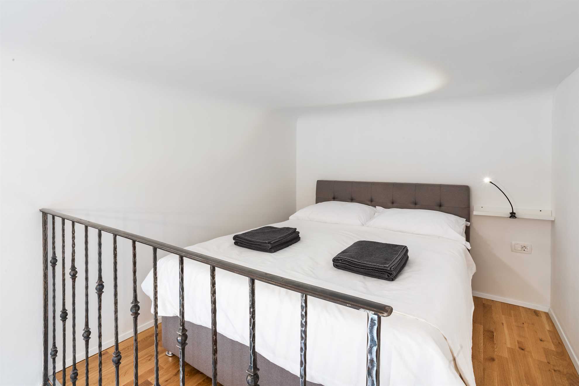 Rhino 4 Studio duplex near main bus and train station