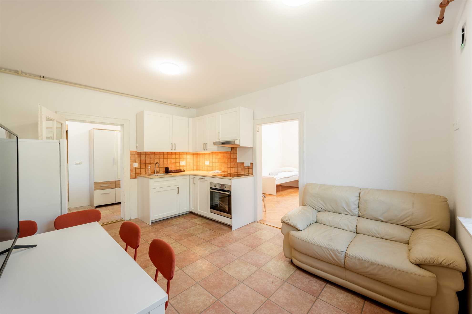 Argo 2, 5pax Residence