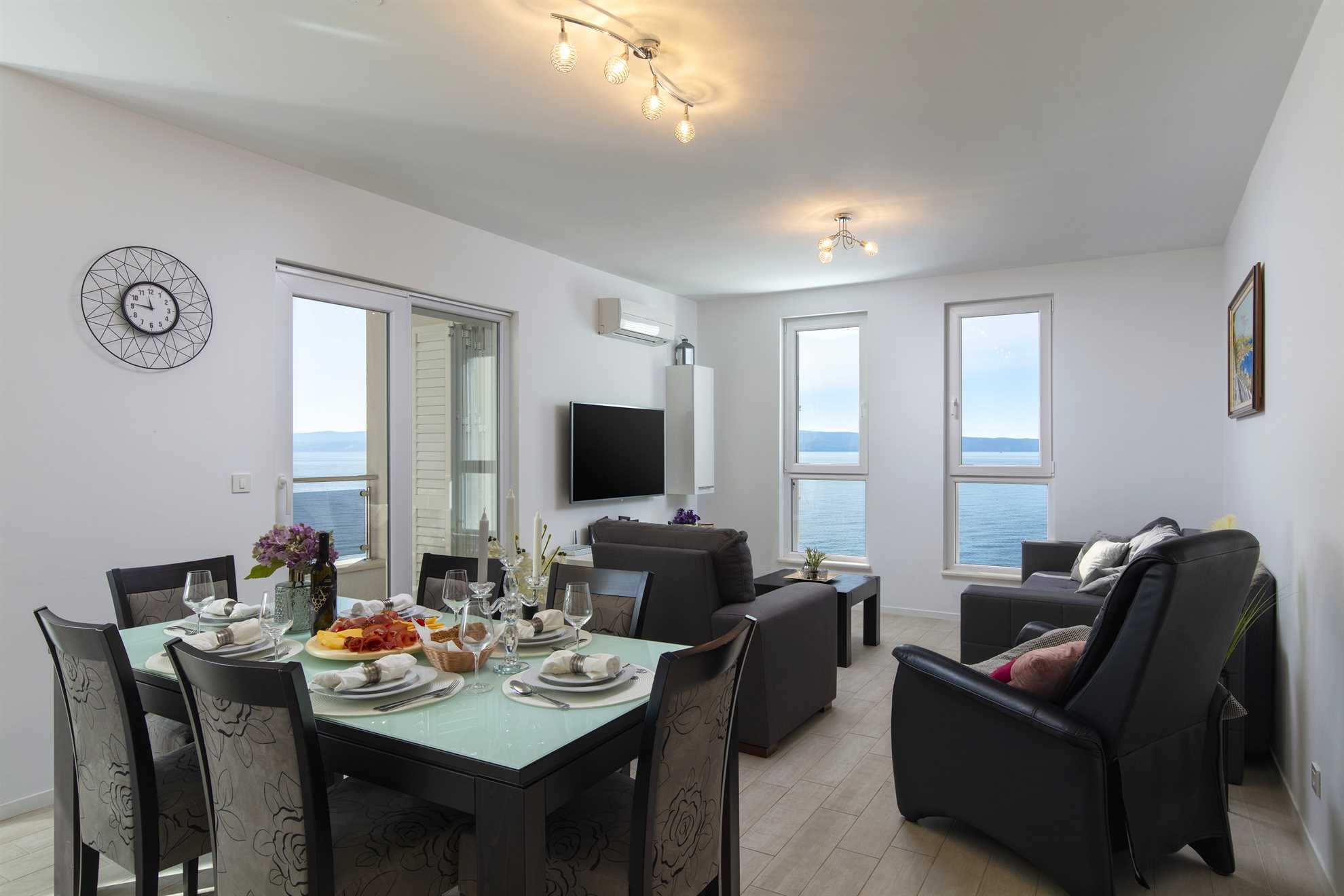 Spacious Beachfront Apartment Tanita No.1