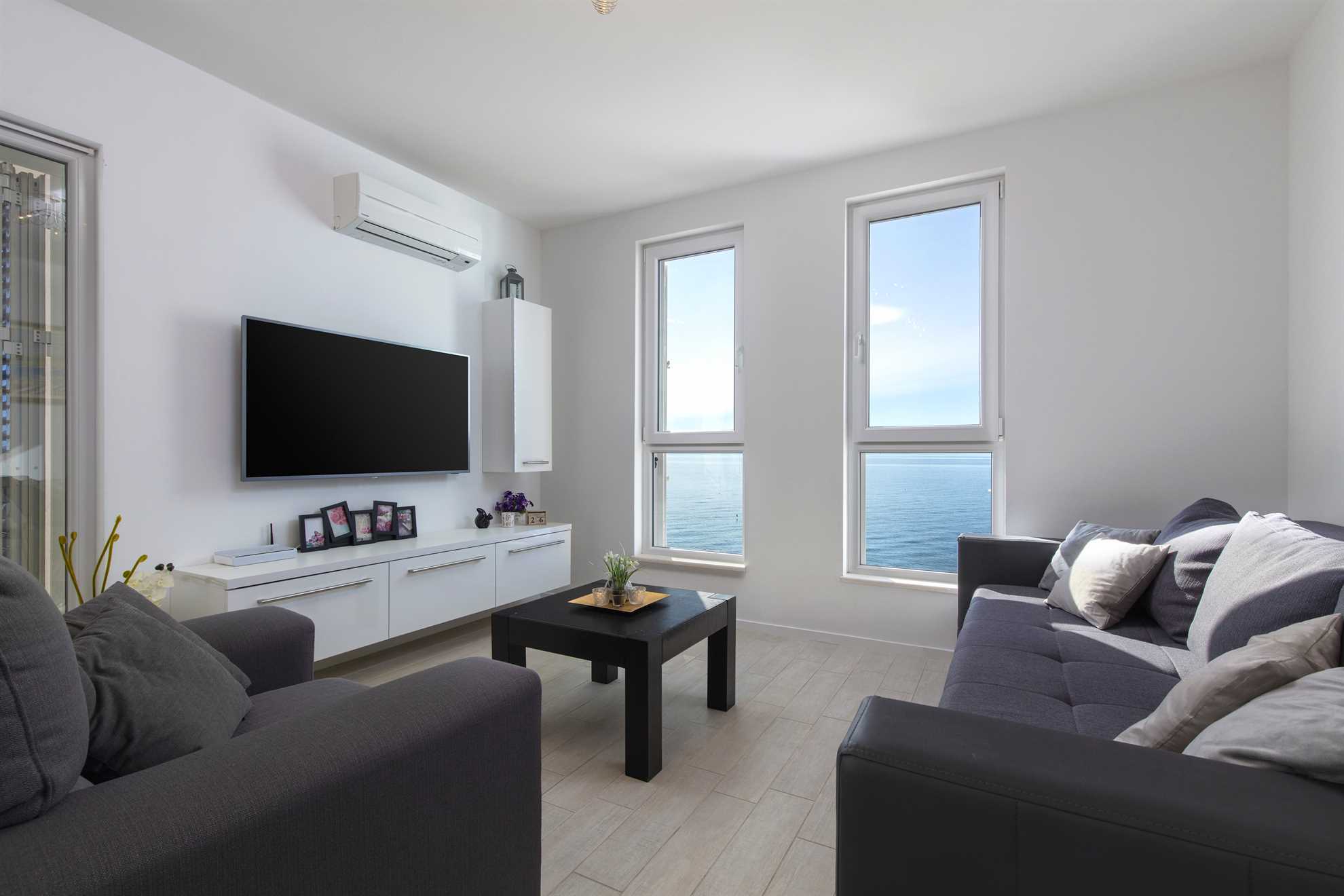 Spacious Beachfront Apartment Tanita No.1
