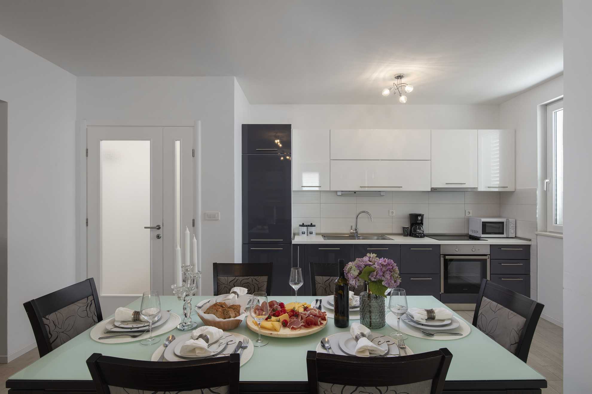 Spacious Beachfront Apartment Tanita No.1