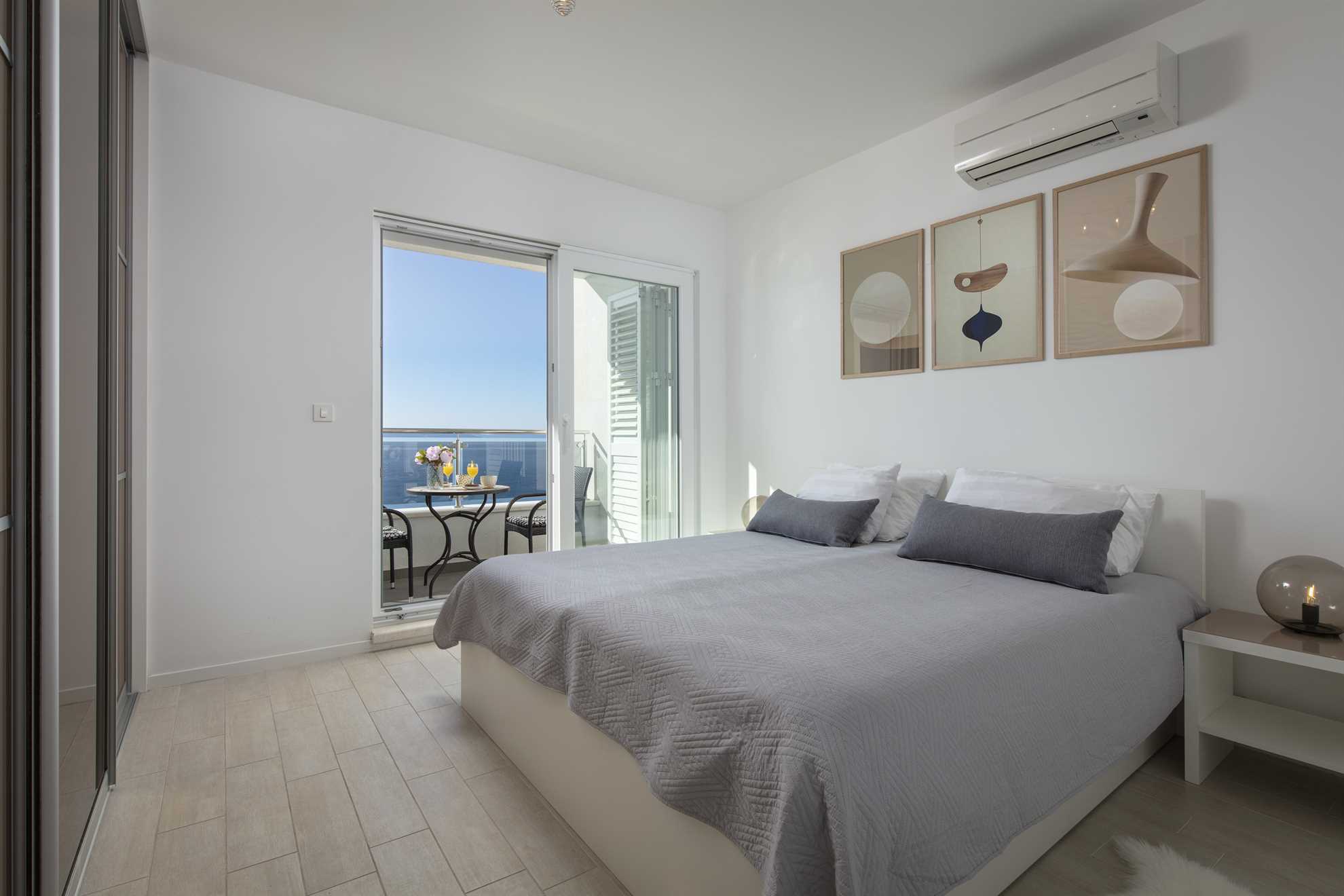 Spacious Beachfront Apartment Tanita No.1