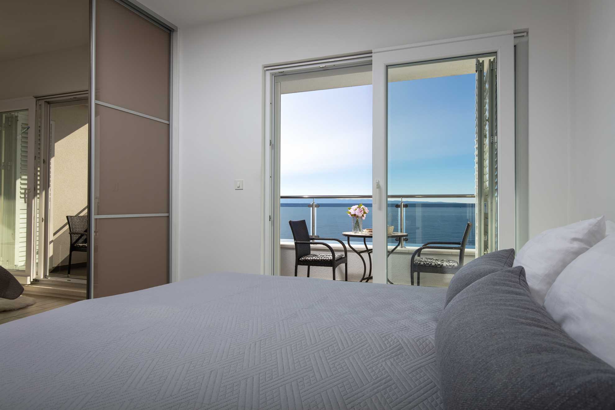 Spacious Beachfront Apartment Tanita No.1