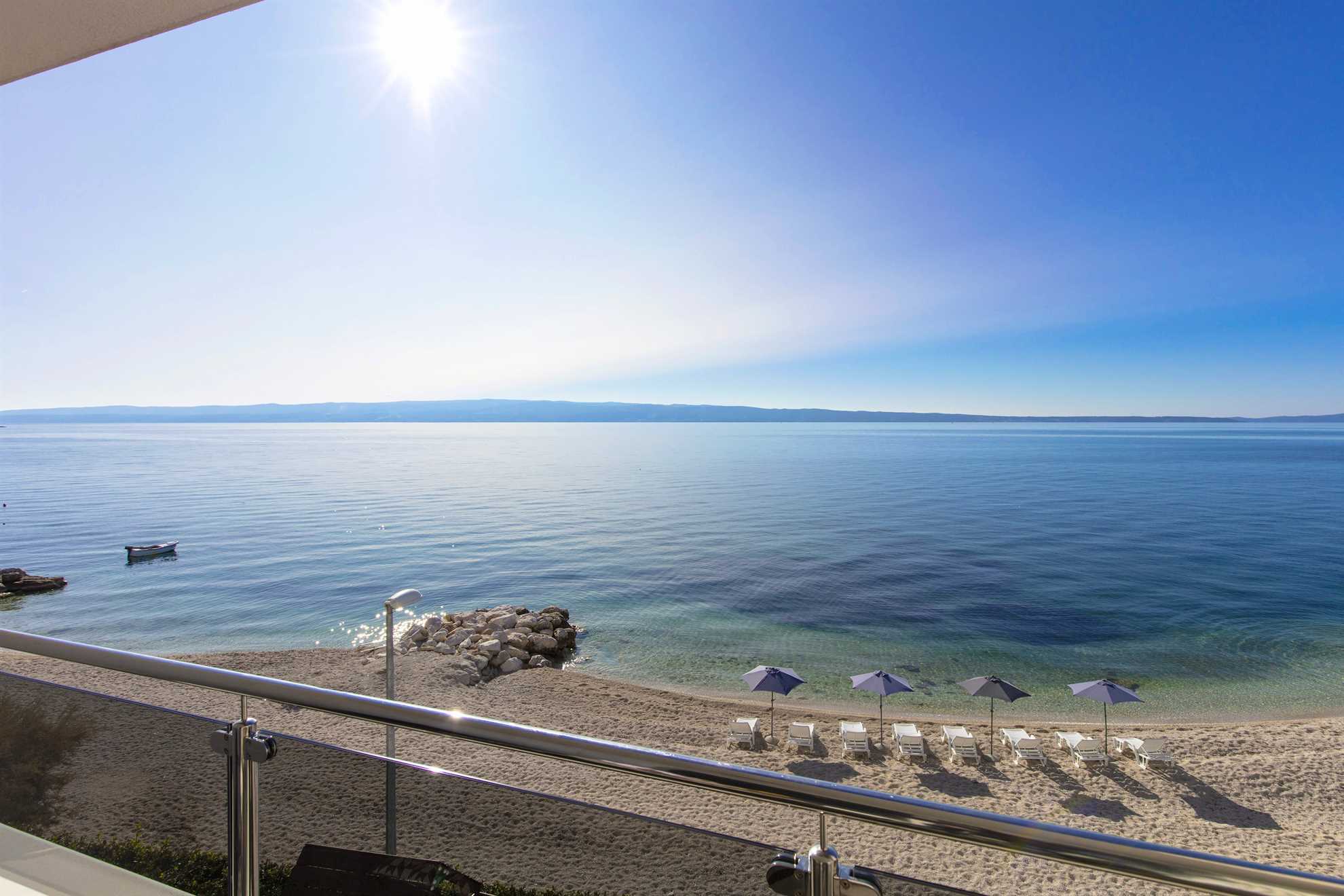Spacious Beachfront Apartment Tanita No.1