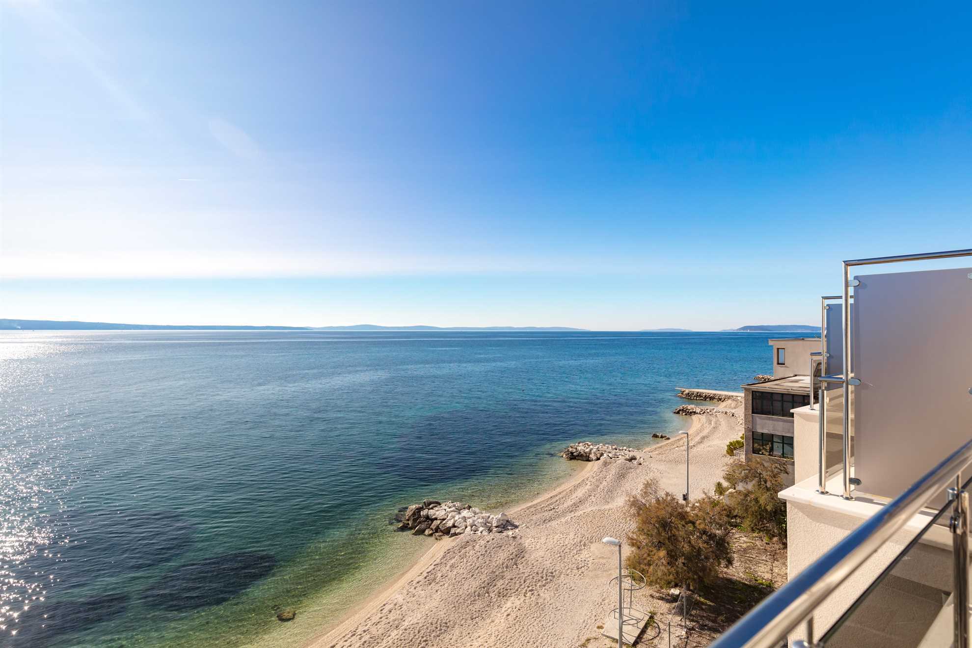 Spacious Beachfront Apartment Tanita No.2