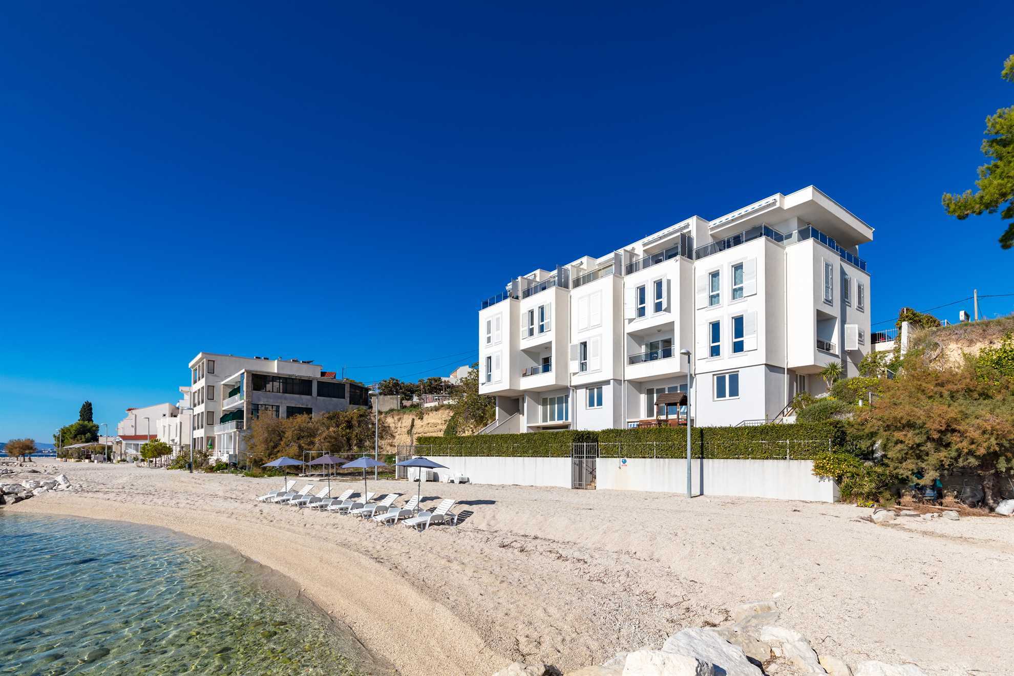 Spacious Beachfront Apartment Tanita No.2