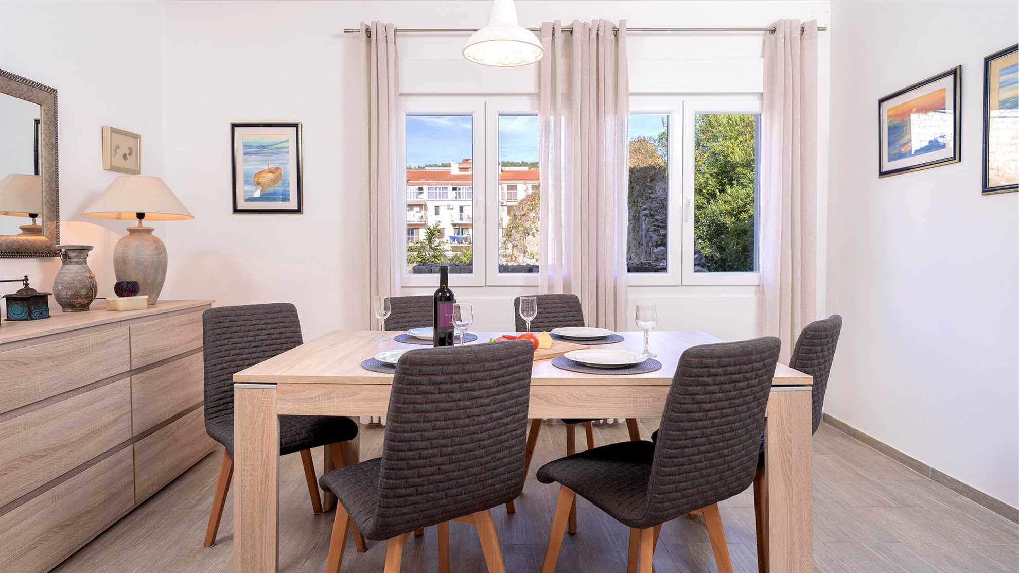 Holiday house Sunshine in center of Jelsa - EOS CROATIA