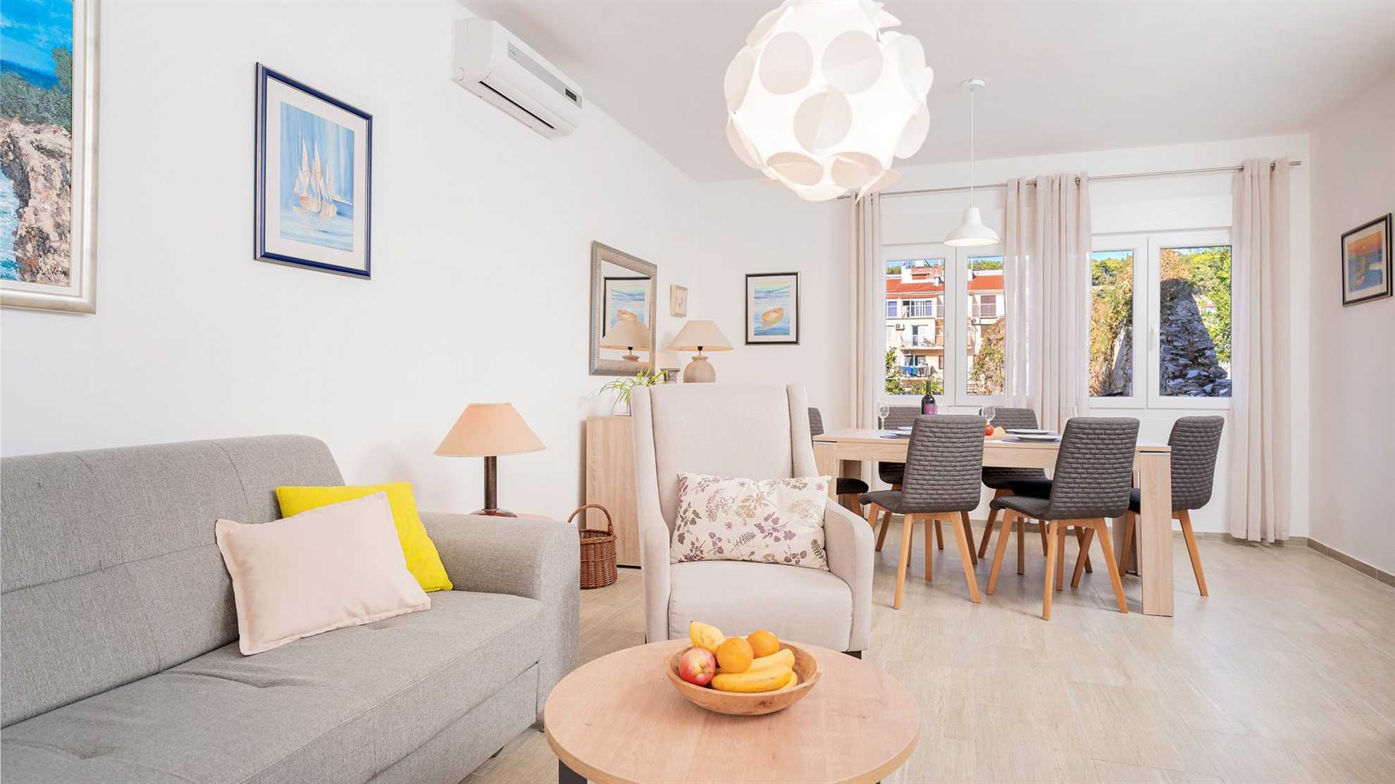 Holiday house Sunshine in center of Jelsa - EOS CROATIA