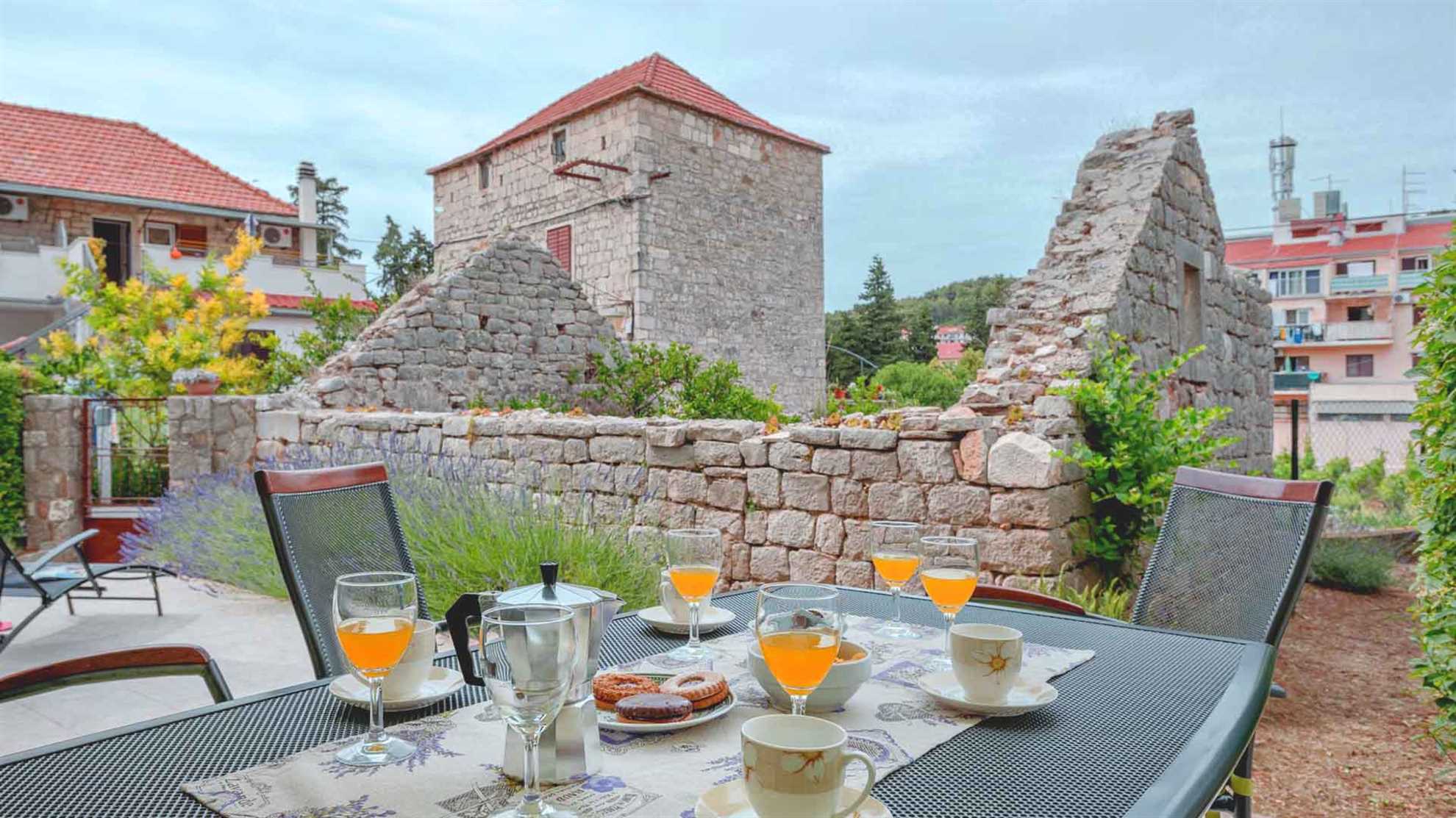 Holiday house Sunshine in center of Jelsa - EOS CROATIA