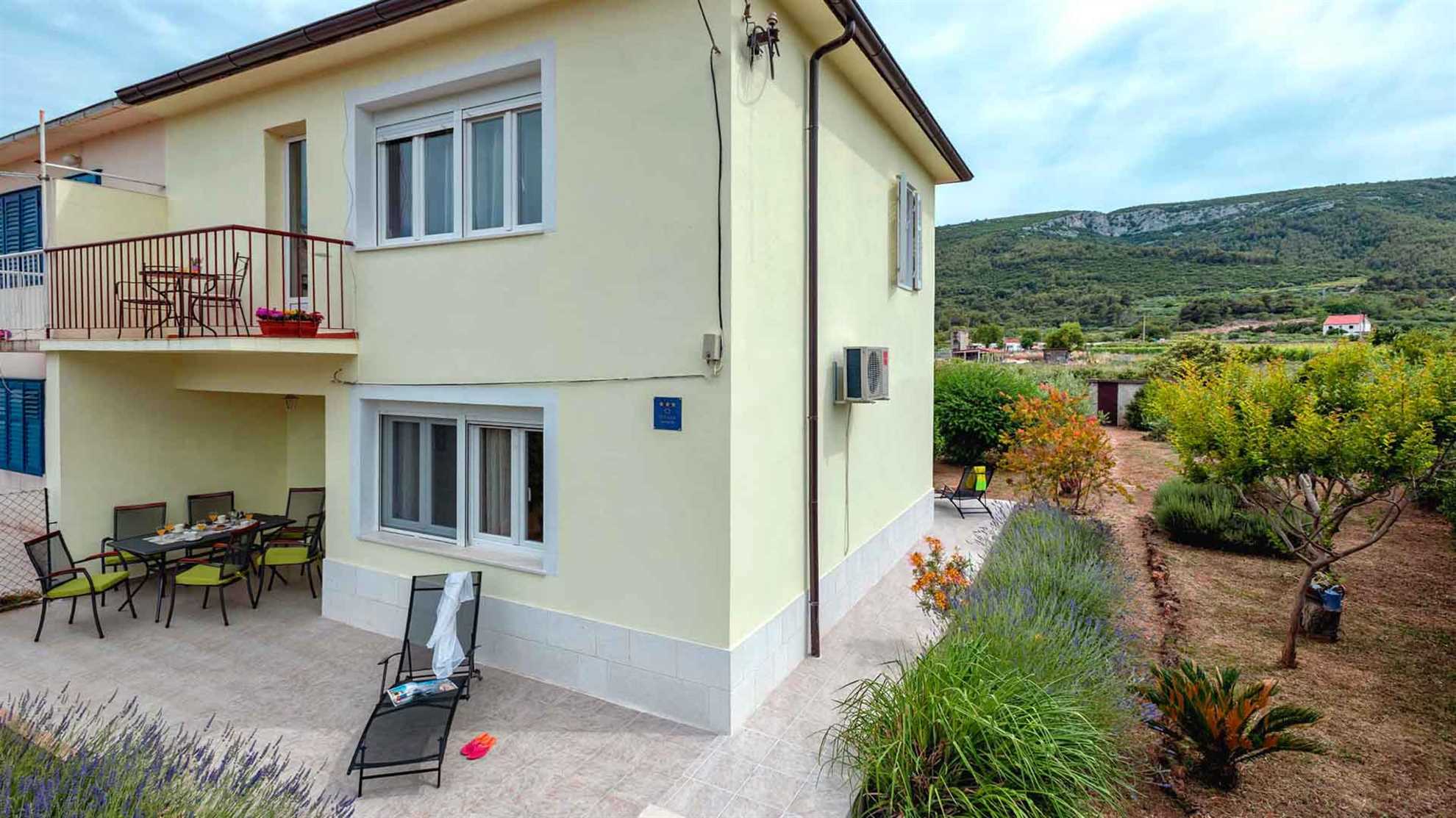 Holiday house Sunshine in center of Jelsa - EOS CROATIA