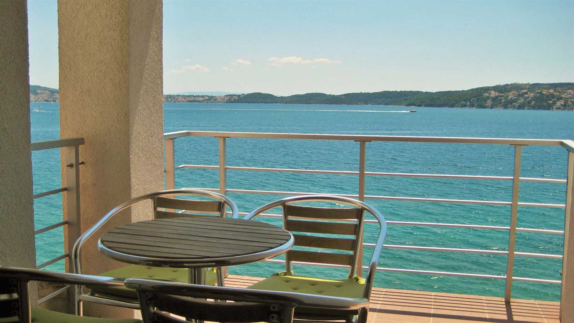 Beachside apartment Sea Star with shared pool - EOS CROATIA